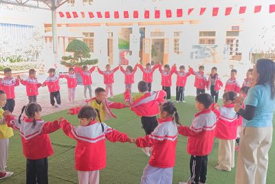 HOẠT ĐỘNG NGOÀI TRỜI SÔI NỔI CỦA BÉ